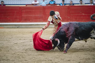 Fotobehang Stierenvechten Stierenvechter in een arena.