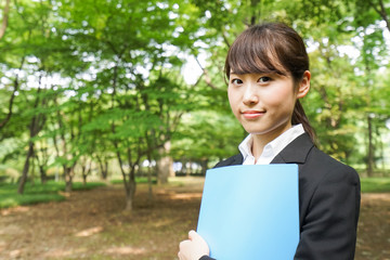 Fototapeta premium 書類を持つ日本人のビジネスウーマン