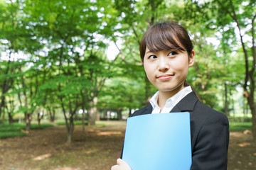 書類を持つ日本人のビジネスウーマン