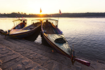 Obraz premium boat on the Mae Khong River in sunrise