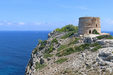 Fototapeta na wymiar Alter Wachturm Torre d´Aubarca auf Mallorca an der Cala Matzoc, an der Steilküste. Platz im Bild für Text und Headlines.
