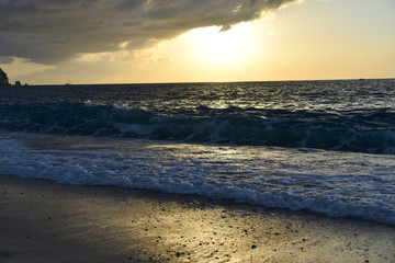 mare di sera con nuvole nel cielo , calabria , italia 