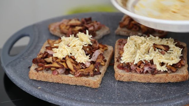Pfifferlingstoast wird zubereitet, Pfifferlinge, Speck und K&auml;se auf Toast