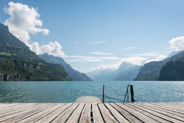 Wandcirkels aluminium Canton Schwyz. Lake Lucerne. Panorama of a mountain lake in the Swiss Alps. Jetty in the foreground. A few clouds in the blue sky. Lake Lucerne. Brunnen, Canton Schwyz. © patma145