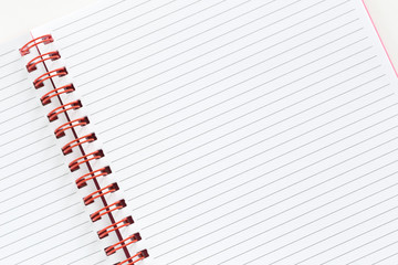 Blocco note a righe con spirale rossa