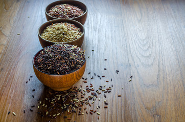 brown rice in wooden bowl