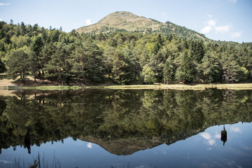 Montaña reflejada en un lago