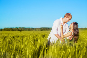 Obraz premium couple in the field