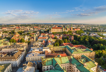 Kraków - stare miasto. Widok z lotu ptaka. Krajobraz miasta z zamkiem królewskim na Wawelu. © art08