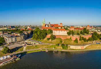Fototapeta na wymiar Kraków z powietrza. Krajobraz miasta z lotu ptaka z widocznym nabrzeżem Wisły i Wawelem.