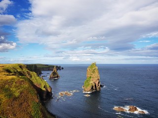 Felsnadeln, genannt Duncansby Stacks, Schottland