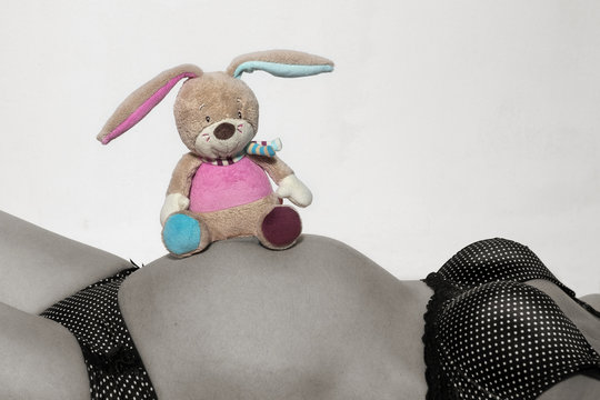 Babybauch mit kleinem Pl&uuml;schtier