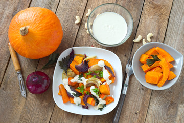 Kürbissalat mit roten Zwiebeln und Cashewkerne- Cheese