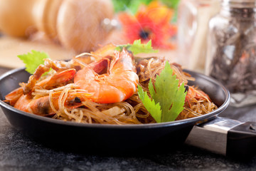 Shrimp potted with vermicelli