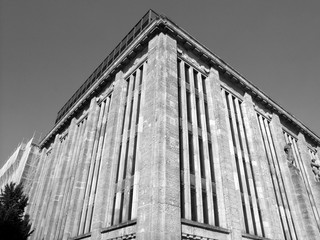 Alter Konsumtempel mit Fassade aus Naturstein im Sommer bei Sonnenschein in der Fußgängerzone von...