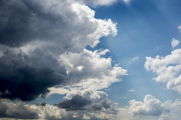 Obraz premium Beautiful beam of light and the clouds. The divine sky.