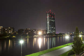 Naklejka premium frankfurt am main germany ecb banking tower at night