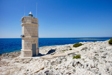 Fototapeta na wymiar Weißer Leuchtturm am Mittelmeer