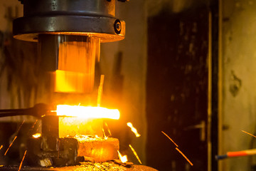 Schmiedehammer bei der Arbeit