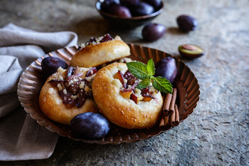 Fruit pies with sliced plum, cinnamon and crumble topping