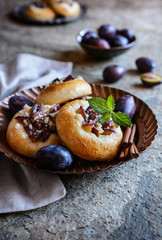 Fruit pies with sliced plum, cinnamon and crumble topping