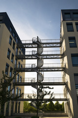 Moderne Büroarchitektur mit Wendeltreppe; bei München
