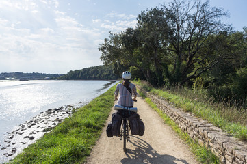 Piste cyclable au bord de l'Odet, Quimper, Bretagne