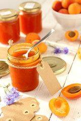 Confettura di albicocche con frutta ed etichette su tavolo