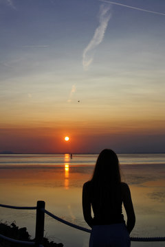 TRAMONTO CON SILUETTA DI RAGAZZA
