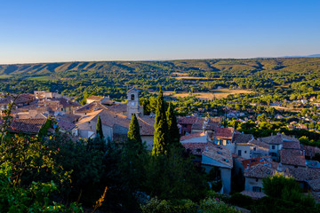 Vue sur le village de Ventabren en Provence, France. 