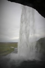 Islande, derrière la chute d'eau de Seljalandfoss 