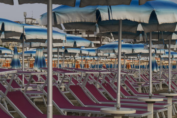 Naklejka premium Beach with parasols and sun loungers in Italy