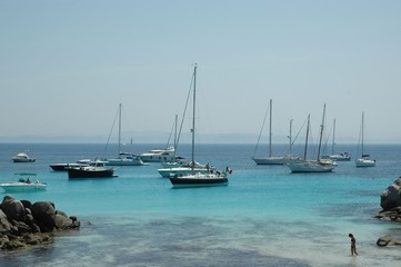 Obraz premium L'archipel des îles du Lavezzi, dans le parc du Lavezzi en Corse du Sud, réserve naturelle de Bonifacio sur l'île de Corse, France
