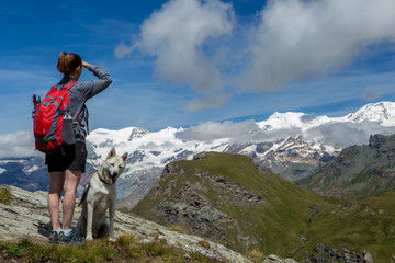 Obraz premium donna che guarda panorama in montagna con cane