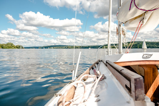 Deutschland, Berlin, Segeln auf dem Wannsee, von der Scharfen Lanke mit dem Segelboot in Richtung Wannsee an der Pfaueninsel vorbei. Ein Tag auf einem Segelboot mit &Uuml;bernachtung