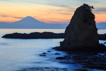 立石海岸夕焼け富士山