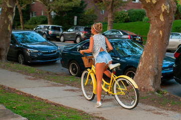 Obraz premium Happy young bicyclist riding in city.