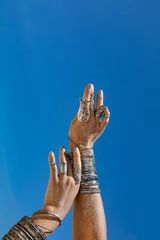 Nahaufnahme von Frauenhänden mit Boho-Accessoires im Freien © zolotareva_elina