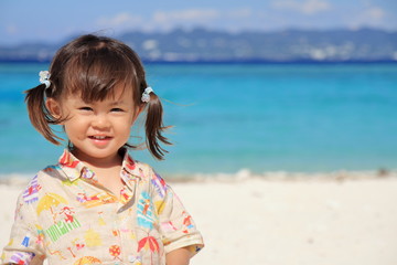 夏の海辺に立つ幼児(2歳児)