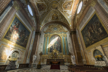 Fototapeta na wymiar detail of beautiful ceiling and interior of basilica of Santa Ma