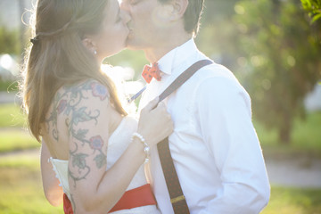 Beso en contraluz