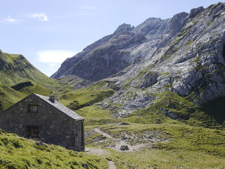 Fototapeta na wymiar Alpenschutzhütte Zollwachhütte in den Alpen