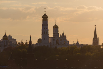 Obraz premium Silhouettes of the cathedrals of the Moscow Kremlin at sunset, Russia