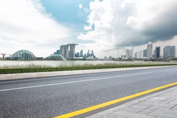 Schilderijen op glas empty asphalt road with cityscape of singapore © zhu difeng