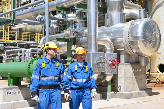 Industriearbeiter in einer Raffinierie // Industrial worker in a refinery