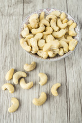 Schale mit Cashewkernen, Holzhintergrund, Textfreiraum