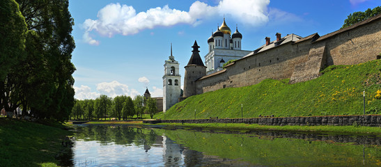 Obraz premium Panorama of the Kremlin and Trinity Cathedral in Pskov