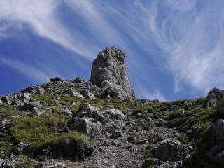 Karger grauer Fels vor blauem Himmel
