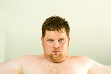 Obraz premium Rothaariger junger dicker Mann schreit wütend und zerreißt sein Shirt