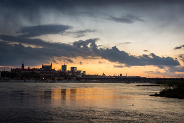 Naklejka premium Zachód słońca nad Wisłą w mieście Warszawa, Polska